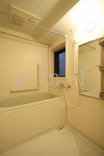 バス・シャワールーム　小窓付きのバスルーム