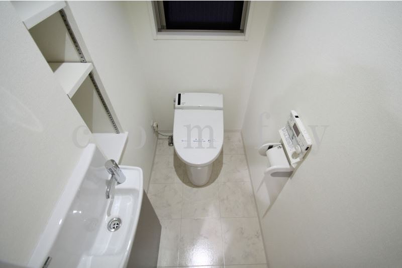 トイレ　手洗い付きのウォシュレットトイレ