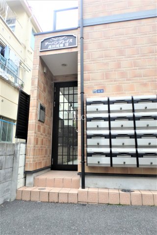 エントランス　落ち着いたエントランスです