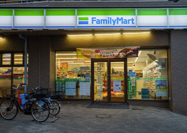 コンビニ　ファミリーマート 小浦西五反田四丁目店（コンビニ）まで2m