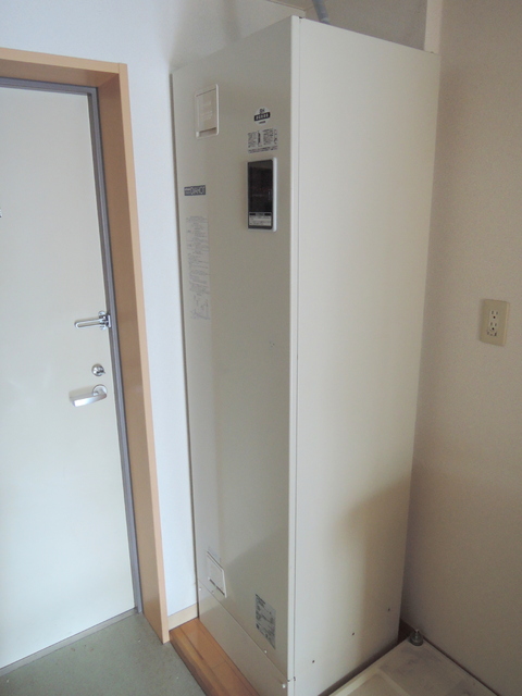 その他設備　★オール電化のため玄関に電気温水器があります★