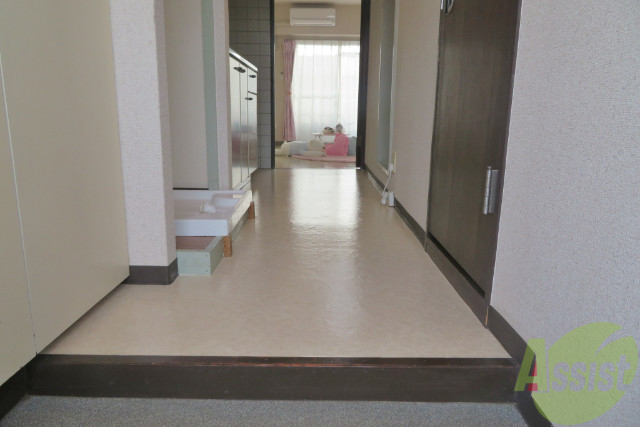 玄関　玄関からお部屋までは一直線で行けますね。廊下は走らない様に。