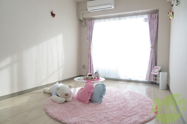 居室・リビング　明るい８帖のお部屋です。明るいと気分も良いですね。