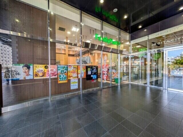 コンビニ　ファミリーマートアミュプラザおおいた店（コンビニ）まで300m