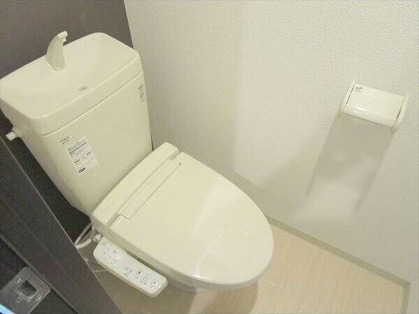 トイレ　嬉しいウォシュレット付きのトイレ！便座温かいですよ♪