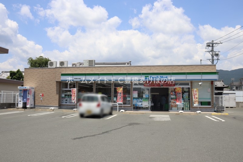 コンビニ　ファミリーマート新城西入船店（コンビニ）まで635m