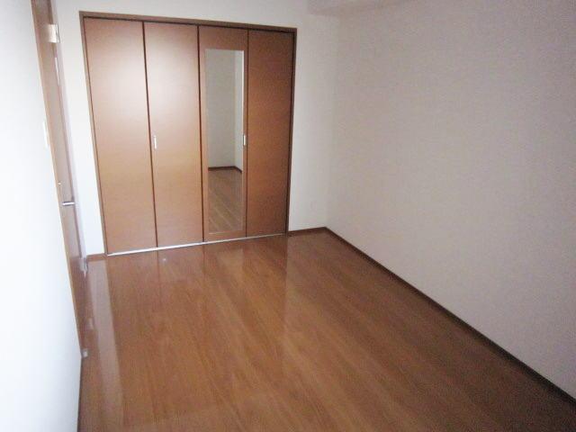その他設備　洋室・クローゼット鏡付き