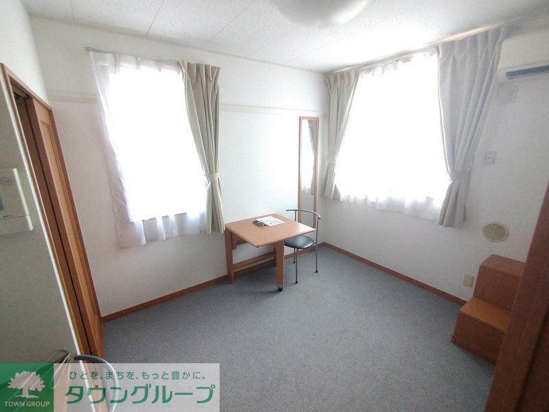 その他設備　１階床は絨毯仕様。角部屋のみサッシ2つ。