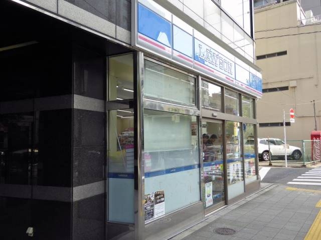 コンビニ　ローソン築地三丁目店（コンビニ）まで159m