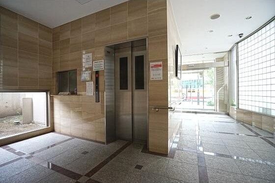 ロビー　エレベーター付きです