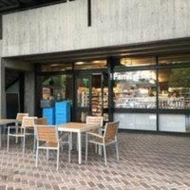 コンビニ　ファミリーマートロームシアター京都店（コンビニ）まで276m