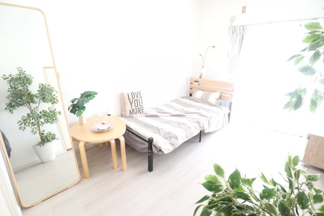 居室・リビング　203号室の写真を使用しています。