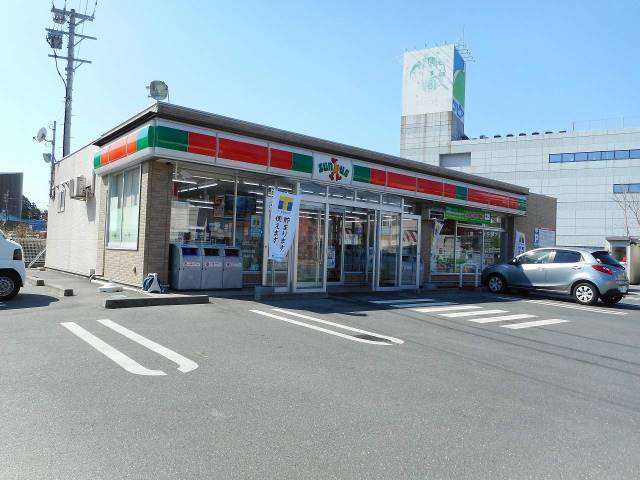 コンビニ　ファミリーマート（コンビニ）まで524m