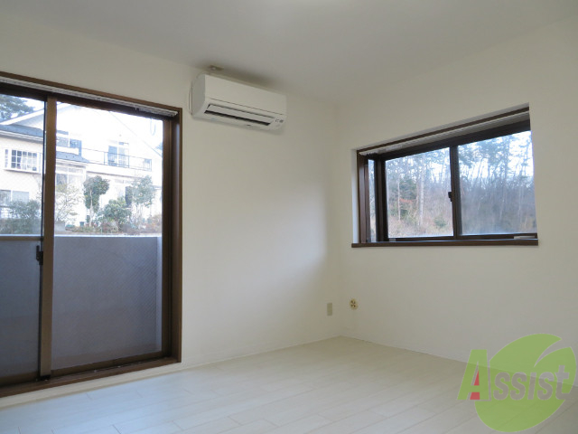 居室・リビング　こちらのお部屋は日差しが入り明るいお部屋ですね
