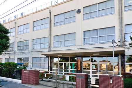 小学校　足立区立東綾瀬小学校（小学校）まで277m