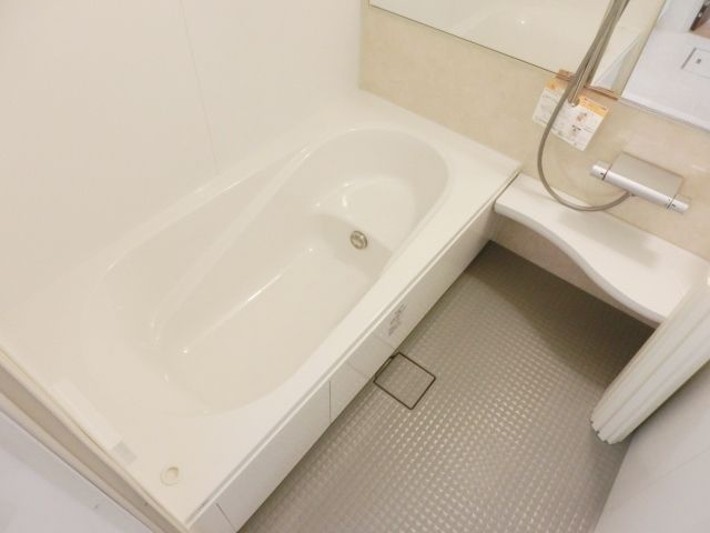 バス・シャワールーム　足が伸ばせる広々とした１坪バス