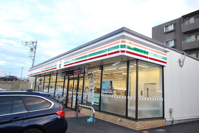 コンビニ　セブンイレブン（コンビニ）まで492m