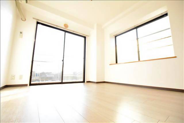 居室・リビング　２面採光で明るいお部屋です♪