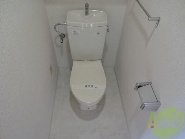 トイレ　お掃除のしやすそうな真っ白なトイレ。のんびりすごせそー