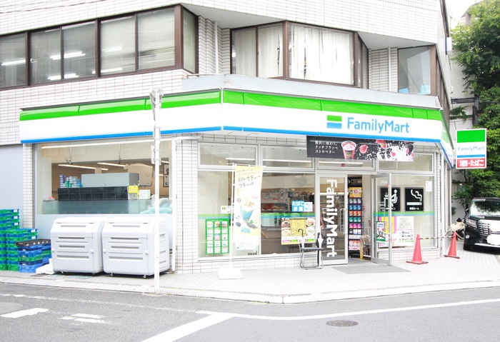コンビニ　ファミリーマート恵比寿駅南店（コンビニ）まで220m