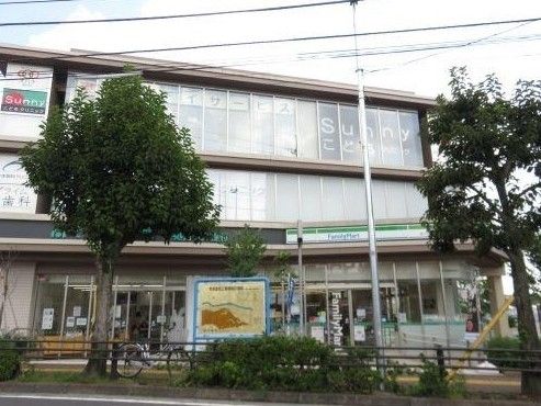 コンビニ　ファミリーマート/梶が谷駅南店（コンビニ）まで450m