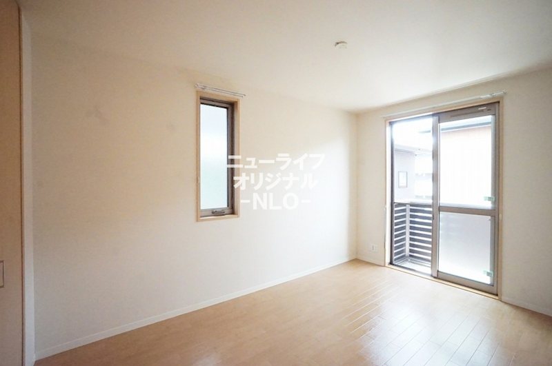 その他　洋室6.1帖　角部屋につき2面採光の明るい居室です☆