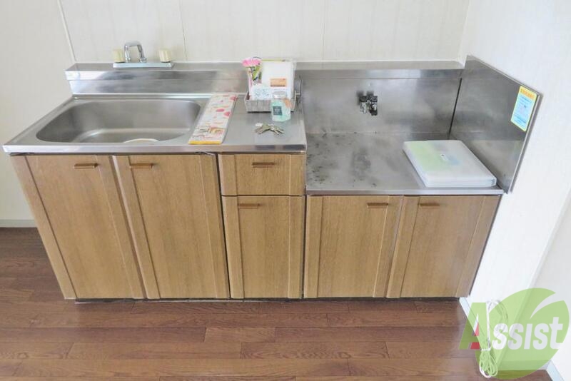 キッチン　調理スペースも十分ある、広めのキッチンですね。