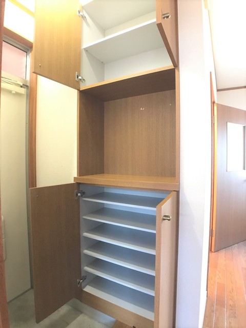 玄関　※補修前の参考画像の為、設備等は現況優先。