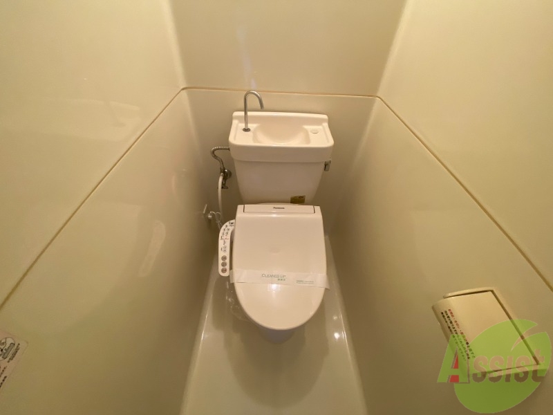 トイレ　温水洗浄便座付きのトイレは、使用しやすくうれしいですね。
