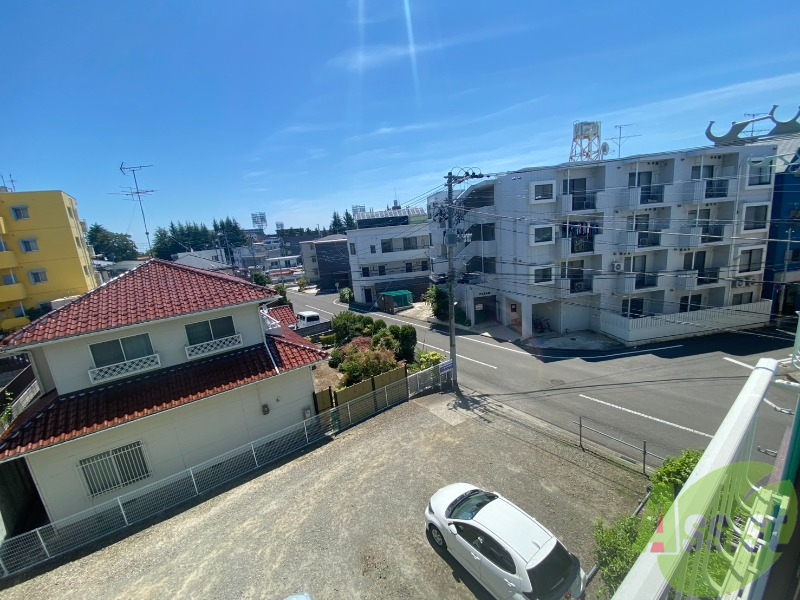 バルコニー　洗濯干しも設置してあるので問題なく干せそうですね。