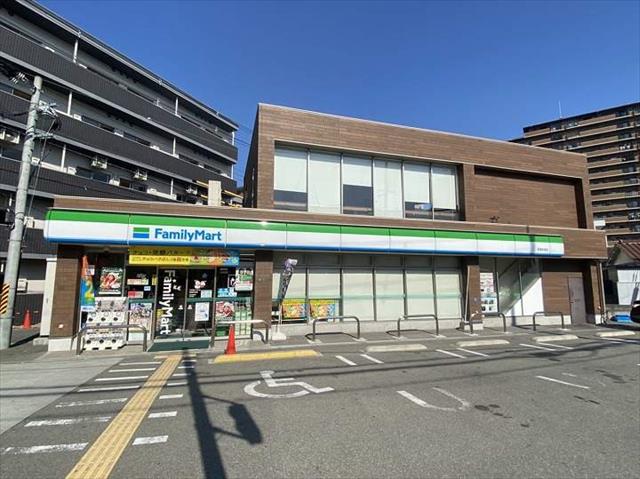 コンビニ　ファミリーマート（コンビニ）まで671m