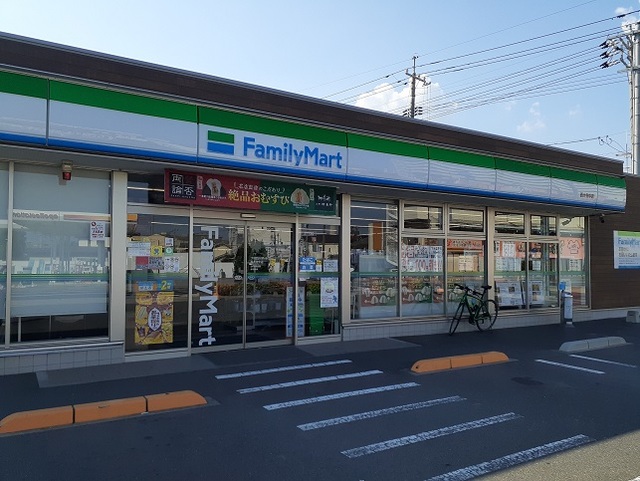 コンビニ　ファミリーマートさん（コンビニ）まで950m
