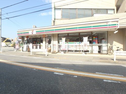 コンビニ　セブンイレブン（コンビニ）まで775m
