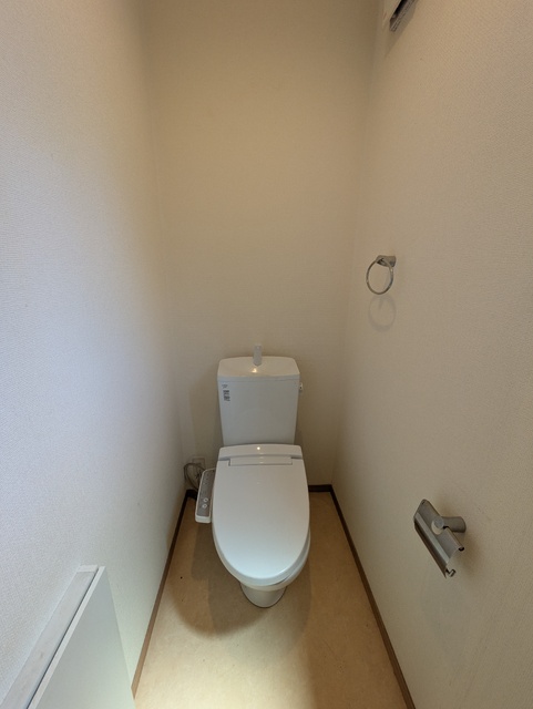 トイレ　★トイレに窓ついてます★（清掃前です）