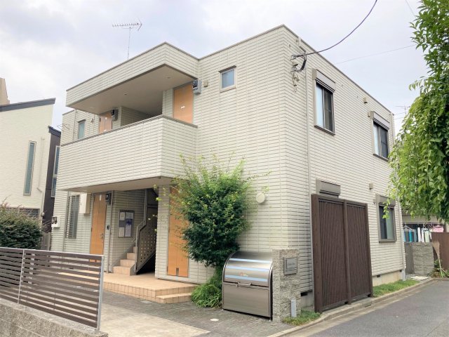 建物外観　2階建てへーベルメゾン。周辺は落ち着いた住宅街です。