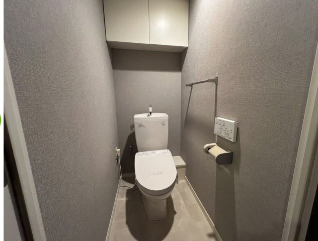 トイレ　落ち着いた色調のトイレです