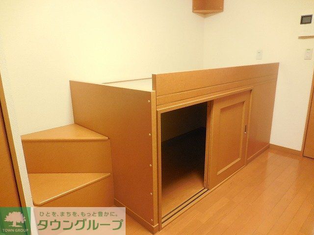 その他部屋・スペース　ベッドの下にも、収納スペースが御座います。