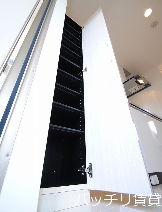 玄関　別号室タイプの為、現状を優先致します。