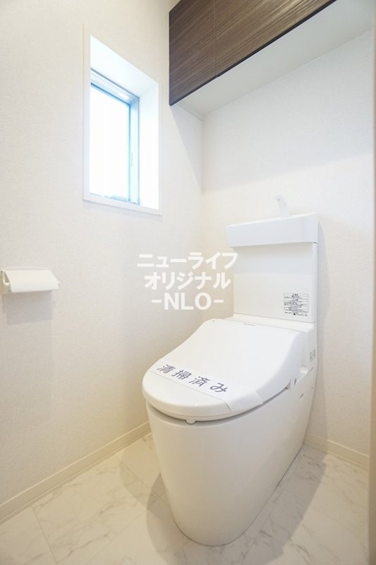 トイレ　小窓付きの明るいトイレ空間☆温水洗浄便座付きです☆