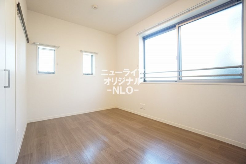 その他部屋・スペース　5.7帖洋室　採光窓が多く開放感があります☆