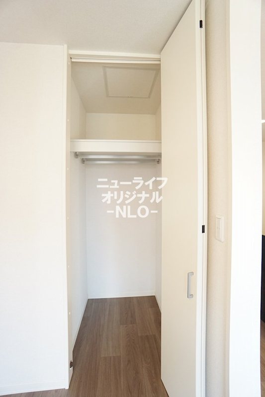 収納　ハンガーパイプが2列設置されており洋服をたくさん収納できます
