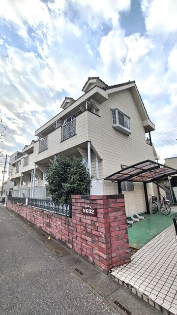 建物外観　落ち着いた雰囲気の外観です♪