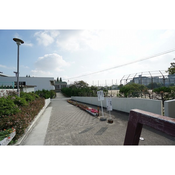 中学校　吹田市立片山中学校（中学校）まで749m