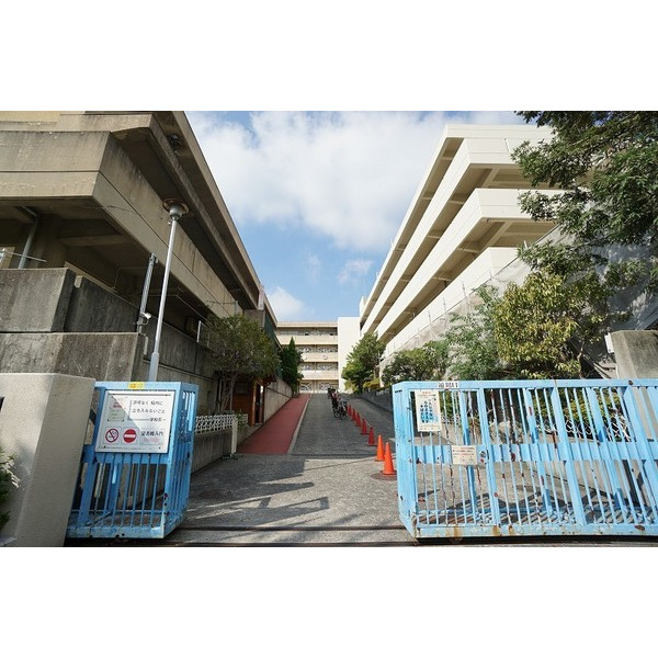 小学校　吹田市立片山小学校（小学校）まで983m