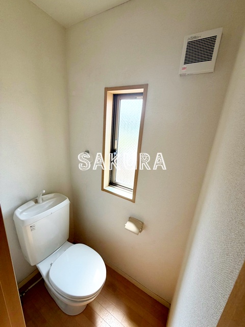 トイレ　落ち着いた色調のトイレです♪