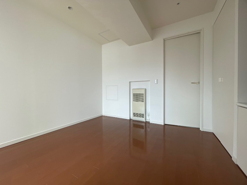 その他部屋・スペース　寝室はこちらです。光が差し込む、温かみのあるお部屋です。