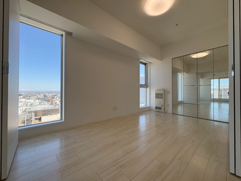 その他部屋・スペース　寝室はこちらです。光が差し込む、温かみのあるお部屋です。