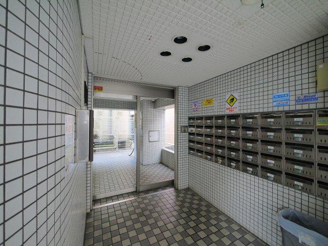 エントランス　オートロック付きで安心ですね