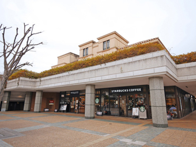 飲食店　スターバックスコーヒー田園調布東急スクエアガーデンサイト店（飲食店）まで690m