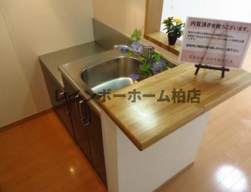 キッチン　コンパクトなキッチンで掃除もラクラク